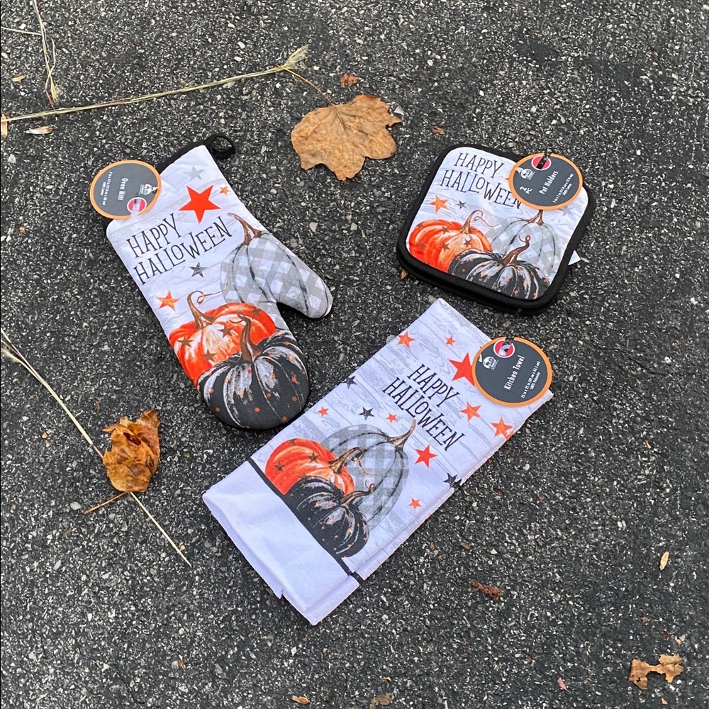 NWT Happy Halloween Festive Fall Baking Set Oven Mitt Pot Holders Kitchen Towel